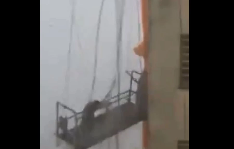 Βίντεο που κόβει την ανάσα: Εργαζόμενοι σε οικοδομή «κρέμονται» στον αέρα